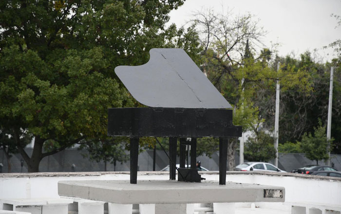 Roban estatuas de compositores en plaza de Monterrey 2 tin