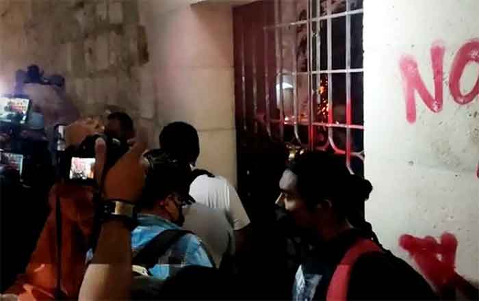 Maestros irrumpen recinto de la boda de Gordillo 1 PROTESTA