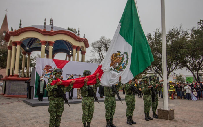Abandera Alcalde escoltas de preescolar en celebración del 'Día de la Bandera' 1 ban