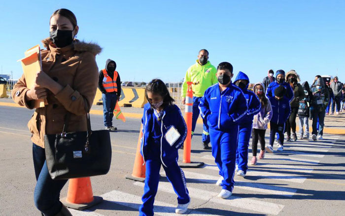Vacunan en la frontera a niños de Santa Catarina 2 fila
