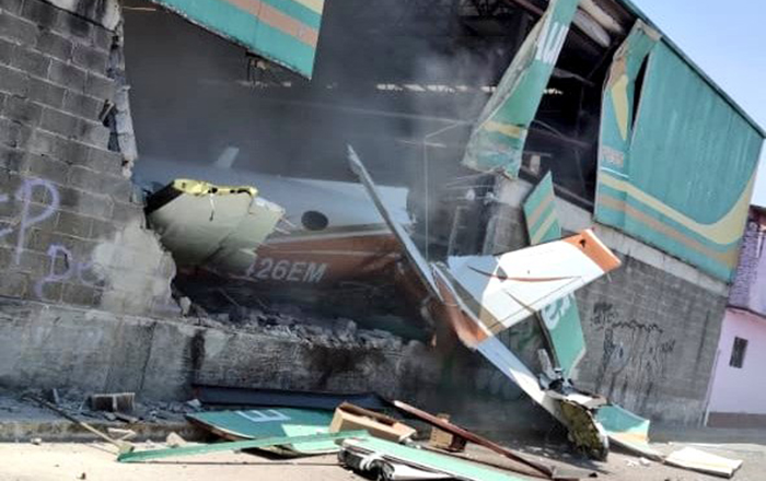 Avioneta se estrella con Bodega Aurrerá; hay tres muertos 1 277187326 715340676149904 2956565274567213171 n