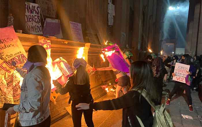 Grupo de mujeres vandaliza el Palacio de Gobierno en NL 1 MUJERES 2 1