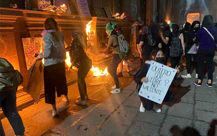 Grupo de mujeres vandaliza el Palacio de Gobierno en NL 2 MUJERES 3