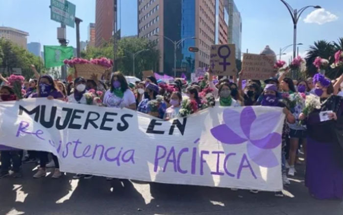 Mujeres policías reciben flores de manifestantes durante marcha 1 pac