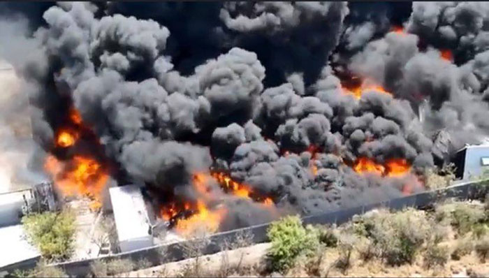 Se incendia fábrica y provoca inmensa nube negra 1 Incendio 2