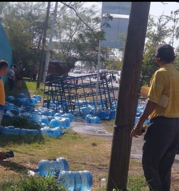 Vuelca camión con garrafones de agua en Juárez 1 287662960 801509357500412 552189372771561323 n
