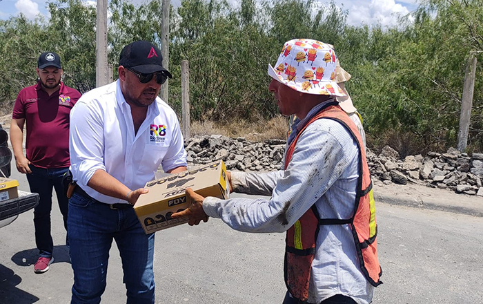 Entrega alcalde calzado de seguridad para trabajadores de bacheo 2 290029522 559538592561252 1807630395112734648 n