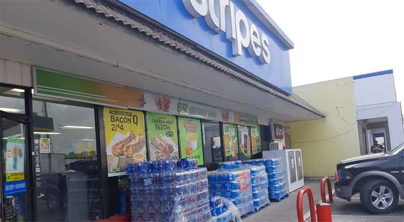 En ‘el otro lado’ hay mucha agua embotellada… cara 1 AGUA STRIPES 2