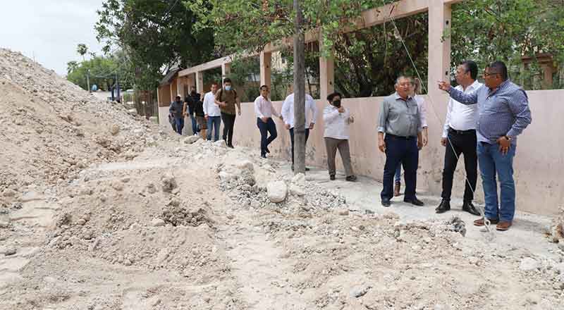 Alcalde supervisa trabajos en colector de aguas residuales 1 ALCALDE 2