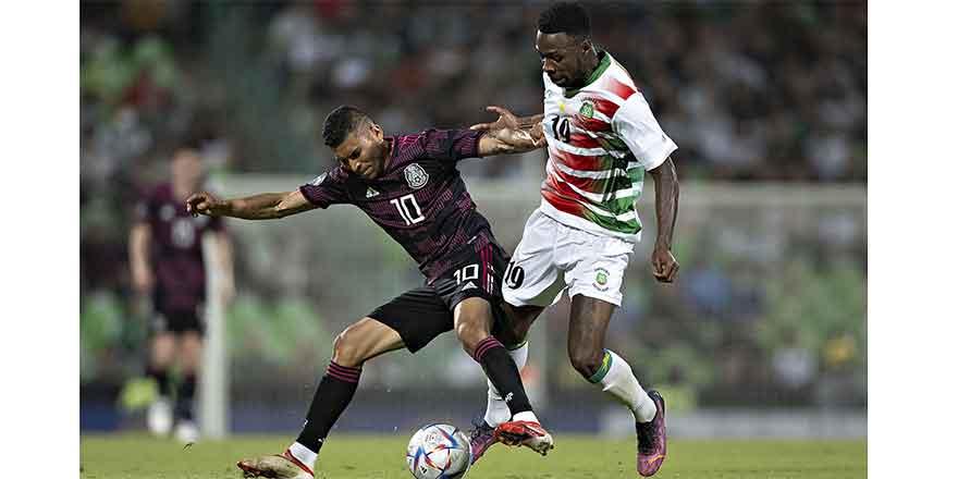 México vence a Surinam 3-0 pero retumba el 'Fuera Tata' 1 MEXICO 2