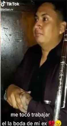 Redes: Joven llora al tocar en la boda de su exnovia 1 NOVIO 2