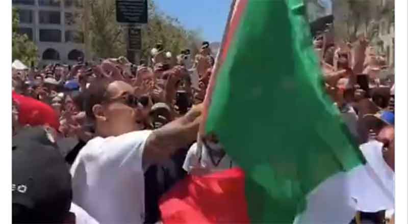 Toscano porta orgulloso bandera de México en desfile de los Warriors 1 TOSCANO