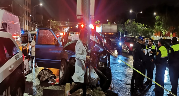 Conductor pierde el control y se impacta contra un muro; dos muertos