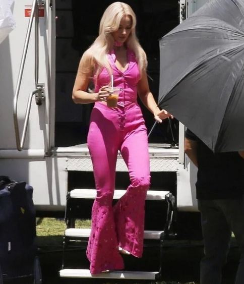 Se filtran fotografías de Margot Robbie en el set de ‘Barbie’ 1 barbie 1
