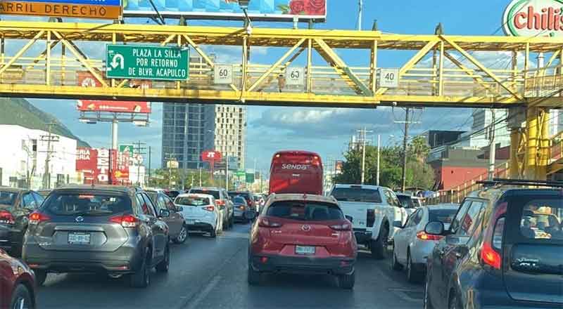 Bloquean de nuevo avenida regia Garza Sada por falta de suministro de agua 1 bloqueo2
