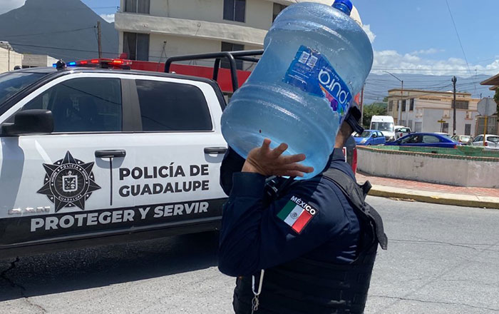 Apoya Policía de Guadalupe a repartir agua a familias 1 gia