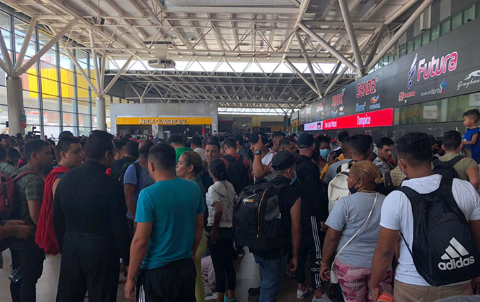 Protestan migrantes extranjeros varados en Central de Autobuses de Monterrey 4 mig