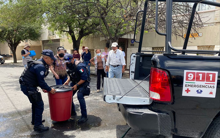 Apoya Policía de Guadalupe a repartir agua a familias 2 poli