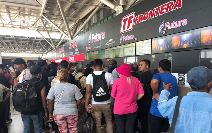 Protestan migrantes extranjeros varados en Central de Autobuses de Monterrey 2 pro 1
