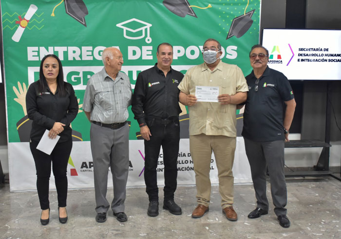 Apodaca entrega apoyos para graduaciones 1 Apodaca 2