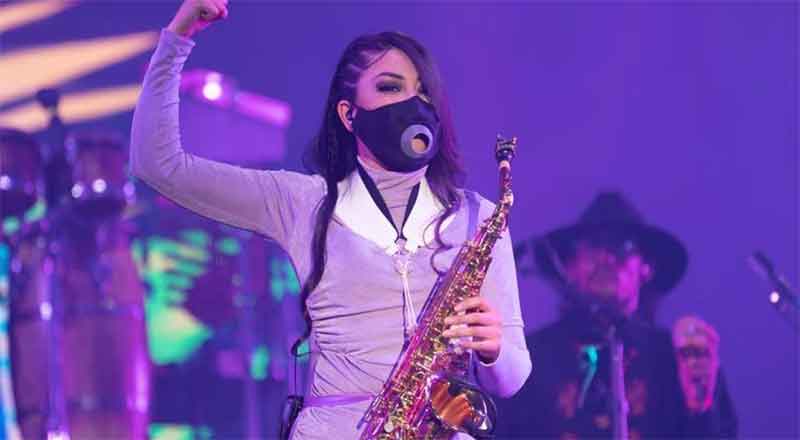 María Elena Ríos hace vibrar con el sax en el Zócalo 1 MARIA ELENA RIOS