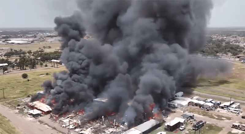 Consumen grandes llamas la pulga de Donna, Texas 1 PULGA 2