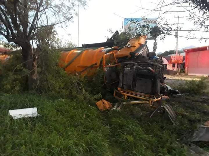 Conductor vuelca su pipa y muere 1 Pipa 2
