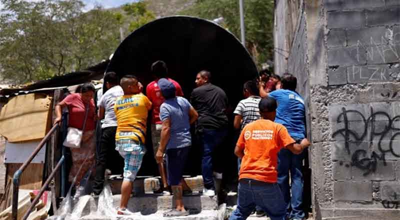 Instalan en Monterrey dos tinacos en zona alta de la Gloria Mendiola 1 TINACO 2