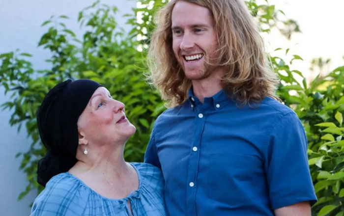 Dejó crecer su cabello para hacerle peluca a su mamá que padece cáncer 1 amor