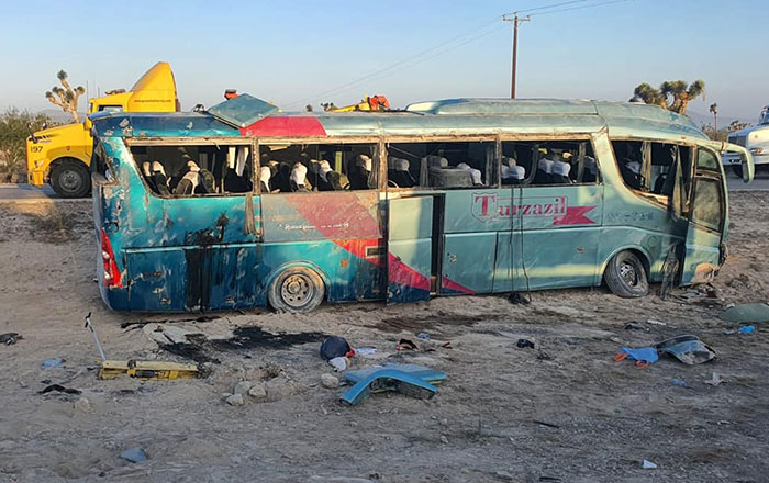 Se vuelca autobús turístico en Doctor Arroyo; hay 8 heridos 1 bus 1