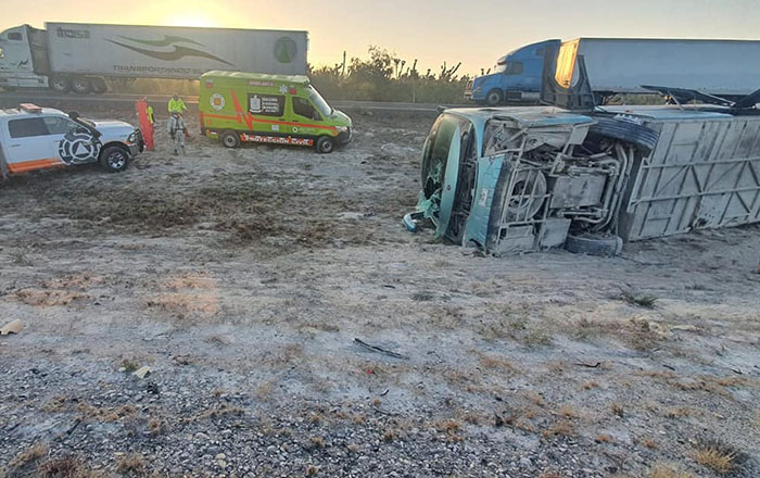 Se vuelca autobús turístico en Doctor Arroyo; hay 8 heridos 2 coo