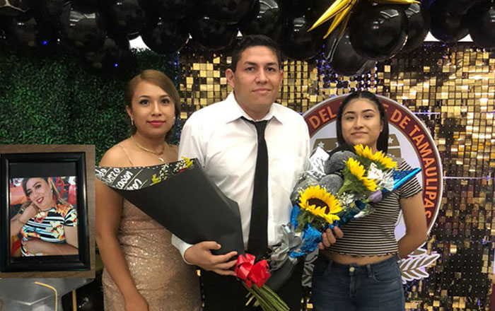 Visita tumba de su madre tras cumplir promesa de graduarse 2 fie