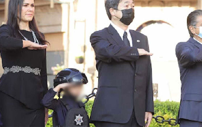 Visten a niña de antimotín para evento de alcaldesa en León 1 ji