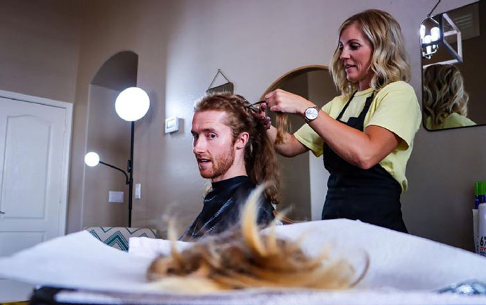 Dejó crecer su cabello para hacerle peluca a su mamá que padece cáncer 2 sds