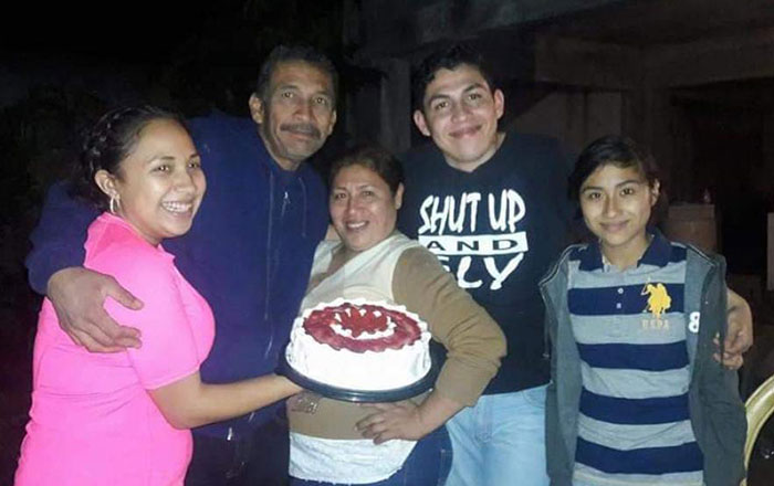 Visita tumba de su madre tras cumplir promesa de graduarse 3 senora