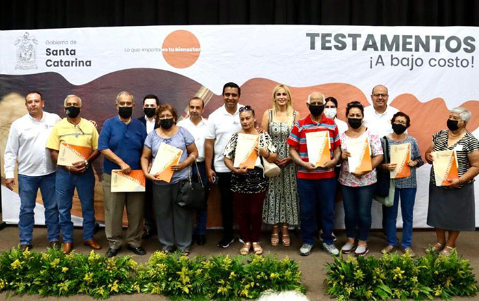 Entrega Jesús Nava testamentos a bajo costo 1 296577533 587854812994461 8373863346263444377 n