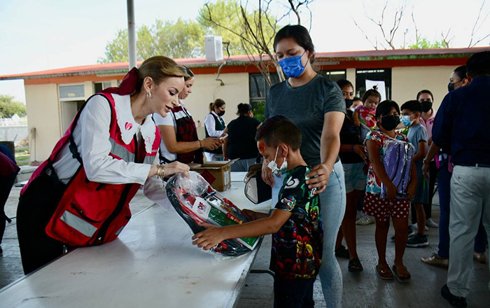 Entregan útiles escolares en colonias vulnerables de Nuevo Laredo 3 299799998 5796366847054178 4406852196592760282 n