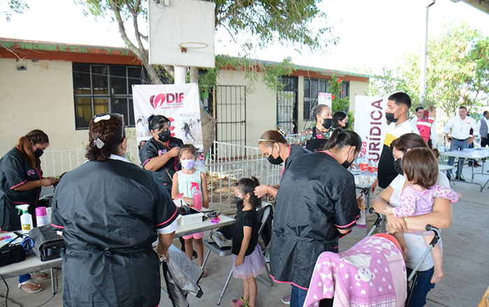 Entregan útiles escolares en colonias vulnerables de Nuevo Laredo 2 300082405 465620285185507 3890484908808686506 n