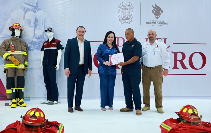 Reciben bomberos neolaredenses equipo nuevo en su día 2 300645699 1689301008107985 7184248153496688422 n