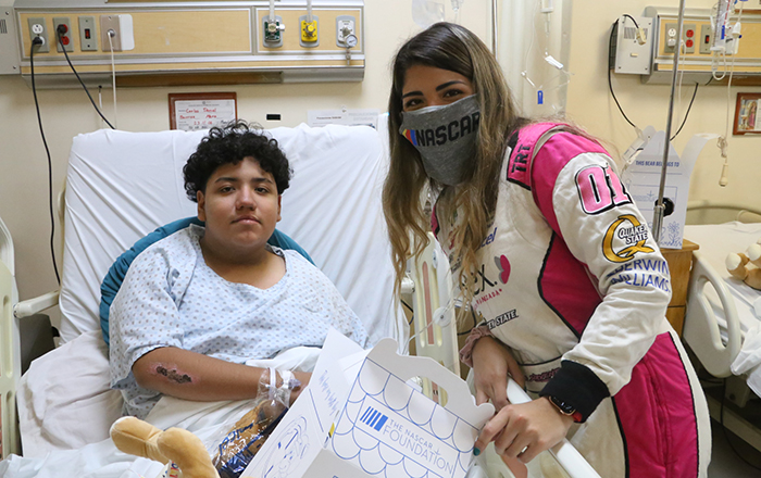Visitan pilotos de NASCAR Hospital Materno Infantil 1 301101864 799344724555860 6952290603368526076 n