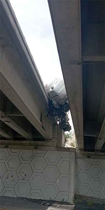 Chofer estuvo a punto de caer de puente 1 CAMION 2