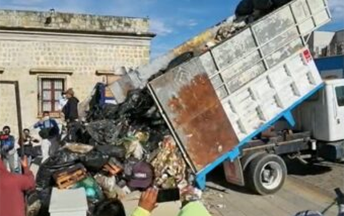 Recolectores privados arrojan basura en Palacio Municipal de Oaxaca 2 Captura de pantalla 2022 08 03 a las 1.18.17 p.m.