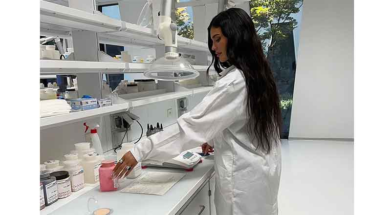 Kylie Jenner acusada de antihigiénica al 'crear' maquillaje 1 KYLE JENNER 2