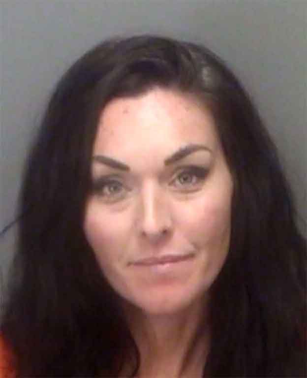 Mujer trata de pasar prueba de sobriedad con baile irlandés 1 MUJER
