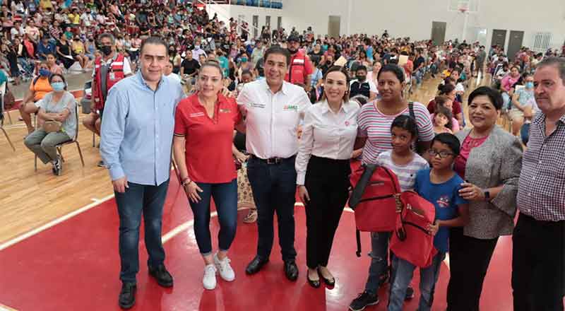 Apoya Juárez a familias con útiles escolares 1 PACO TREVINO 2