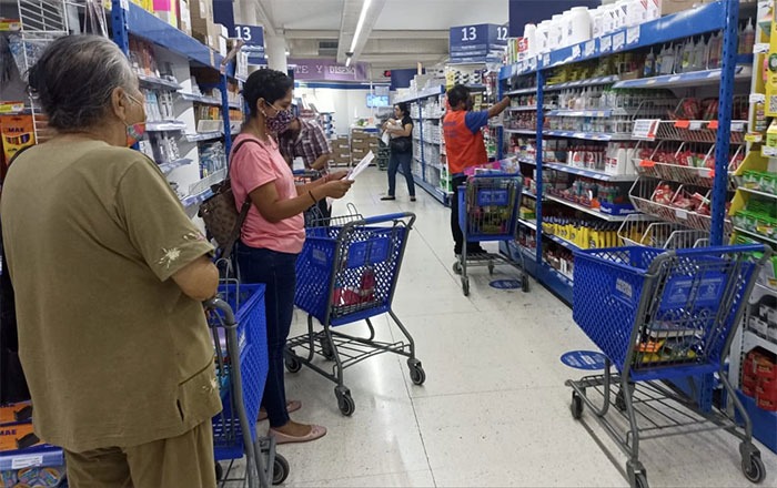 Padres de familia saturan papelerías con compras de útiles escolares 2 doc