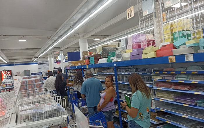 Padres de familia saturan papelerías con compras de útiles escolares 1 nn