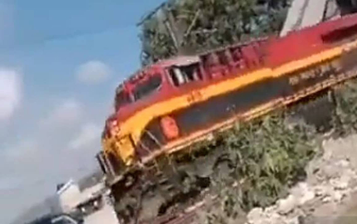 tren-embiste-y-arrastra-varios-metros-a-camioneta