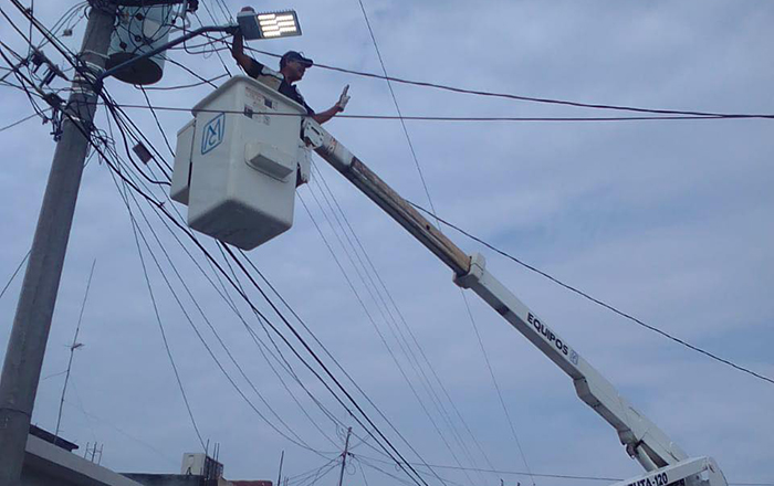 Instalan, reparan y alumbran más a Reynosa con lámparas Led 1 wtewer