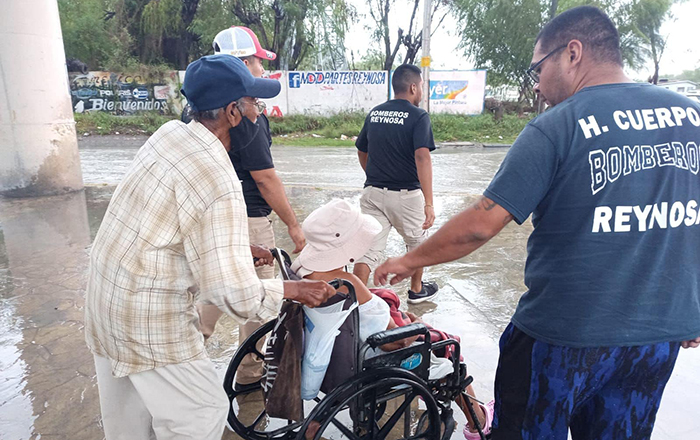 Rescatan de corriente de agua a pareja de la tercera edad en Reynosa 1 304613652 5603930379650310 4046129821903495825 n